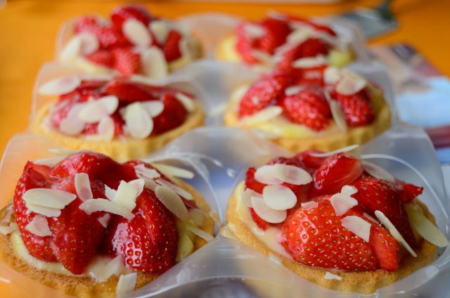 Im Kuchenangebot: Leckere Erdbeertörtchen Erdbeertörtchen